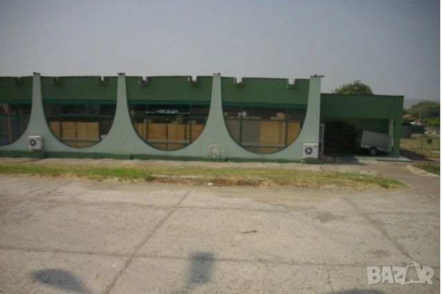 Отдавам търговско помещение от 300-600кв.м в Ахелой на търговската улица към плажа с височина 4,60м.