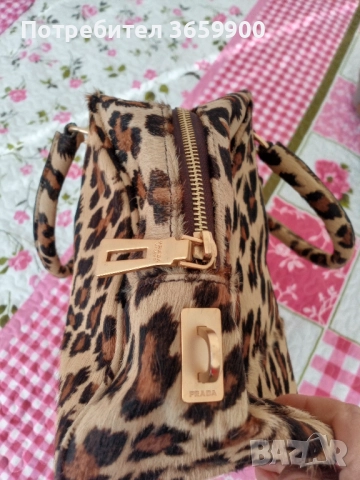 Prada, дамска чанта с косъм, снимка 3 - Чанти - 52920137