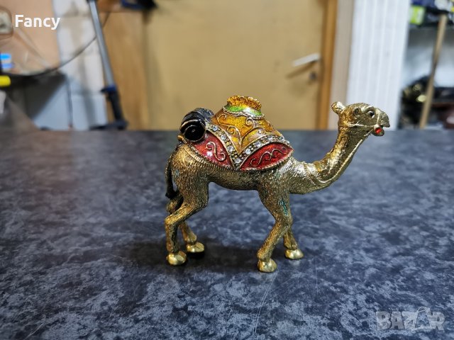 Бронзова камила за бижута 