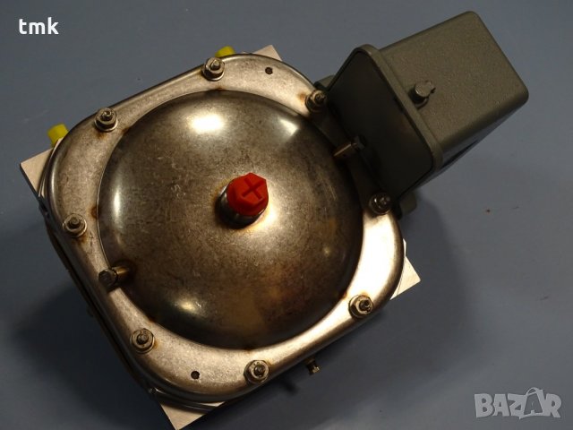 Трансмитер на налягане Taylor Pneumatic Transmitter, снимка 5 - Резервни части за машини - 33285353