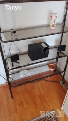 Стъклен стелаж+всичко по него.