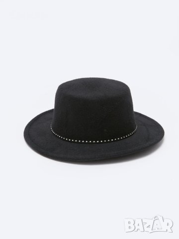 Черна дамска шапка с периферия и декоративни детайли в сребрист цвят, снимка 3 - Шапки - 43554291