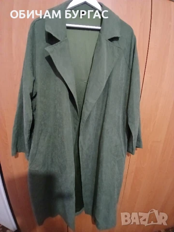 ВРЪХНА ДРЕХА/манто/ ОТ ФИН ВЕЛУР В МАСЛЕНО ЗЕЛЕН ЦВЯТ БЕЗ ЗАКОПЧАВАНЕ С ДЖОБОВЕ.напълно запазено, снимка 2 - Палта, манта - 50996377