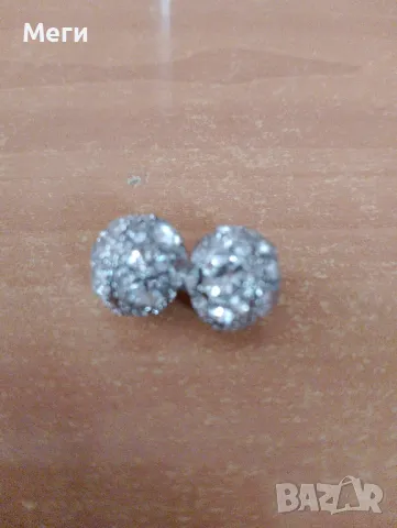 магнитни обеци с бели камъчета 