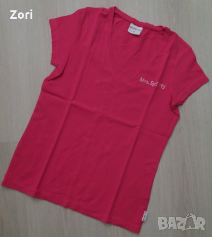 Еластична тениска в наситено розово и с надпис и на гърба 