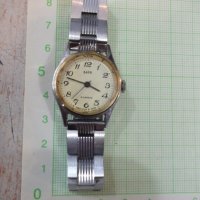 Часовник "ЗАРЯ" ръчен дамски с верижка съветски работещ - 1, снимка 1 - Дамски - 28363079