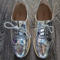 Сребърни обувки, снимка 2 - Дамски ежедневни обувки - 37099458