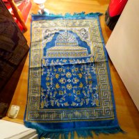 турско молитвено килимче, килимче за молитва за Намаз - тъмносин фон с златни орнаменти и храм, снимка 1 - Антикварни и старинни предмети - 38235677