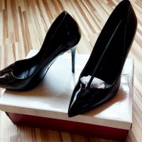 РАЗПРОДАЖБА-Уникални обувки-черен лак , снимка 1 - Дамски елегантни обувки - 32770257