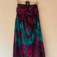 Цикламена рокля с паунови пера и дървени орнаменти 🩷💚, снимка 1 - Рокли - 43947014