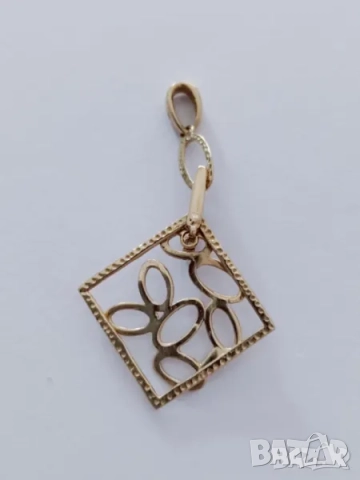 Красива златна висулка