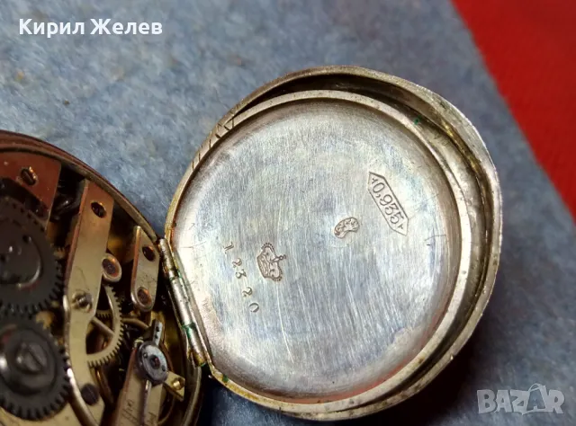 Стар ШВЕЙЦАРСКИ СРЕБЪРЕН ДЖОБЕН ЧАСОВНИК СРЕБРО 935 с РЪЧНО ОРНАМЕНТИРАН КАПАК 48870, снимка 4 - Джобни - 48034553