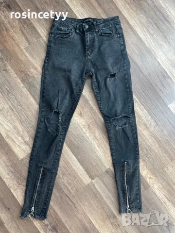 Накъсани дънки с ципове