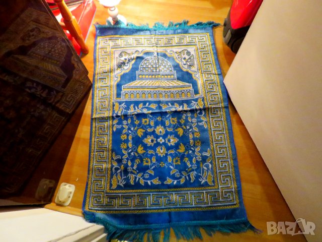 турско молитвено килимче, килимче за молитва за Намаз - тъмносин фон с златни орнаменти и храм