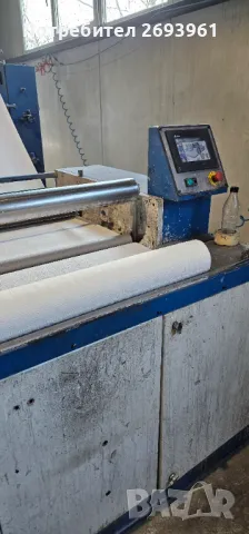 Машина за тоалетна хартиа работеща...
