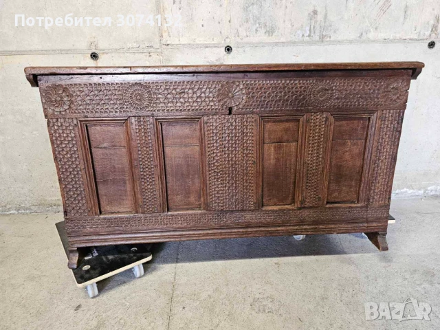 Голяма ракла с дърворезба