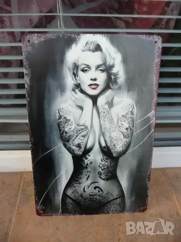 Метална табела еротика Разсъблечена блондинка татуси хубави 