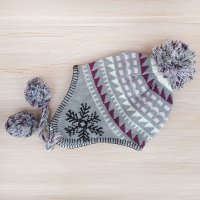 3275 Дамска зимна плетена шапка Снежинки, снимка 9 - Шапки - 38917952