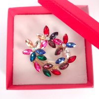 Красива брошка с разноцветни кристали в подаръчна кутийка, снимка 1 - Подаръци за жени - 43426998