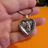 старинна сребърна муска, отварящо се сърце и ангелче,херувим - кутийка с тайник, накит, амулет, снимка 3 - Колиета, медальони, синджири - 37536766