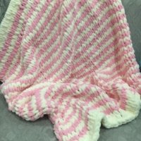 Нови ръчно плетени бебешки одеалца плюшена прежда, снимка 4 - Спално бельо и завивки - 26583515