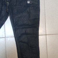 Продавам дамски черен панталон 7/8 леко лъскав , снимка 4 - Панталони - 43815961