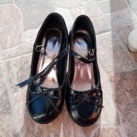 Черни лачени официални обувки с токчета