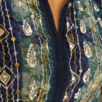 УНИКАЛНО КРАСИВА Шифонена риза в синьо-зелени шарки с пайети, снимка 7 - Ризи - 38765357