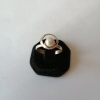 Сребърен пръстен с   бяла перла. Сребро проба 925, снимка 1 - Пръстени - 38423818