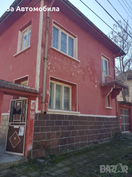 Двуетажна къща с двор и гараж с.Три Кладенци, снимка 1