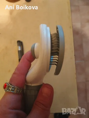 Голяма самопочистваща се четка с бутон