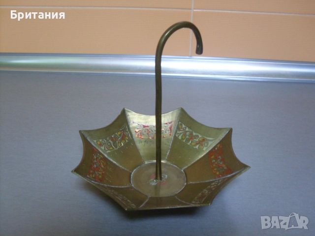 Бронзов съд- "чадър" с маркировка.