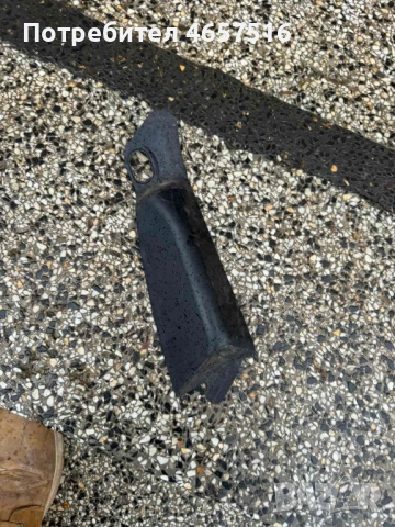 Дясна пластмаса криеща болтовете на стопа на багажника на Ауди Audi A8 D4 H4 само за 20лв. 4h0945256