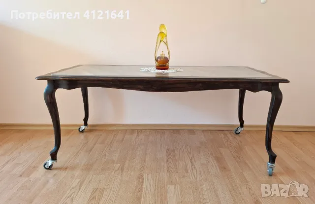 Изискана холна масичка, подвижен мраморен плот, носеща рамка и крака от масивно дърво