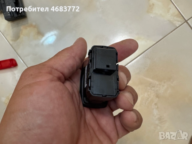 Копче бутон за ел. стъклата на задна лява врата на Порше Макан Porsche Macan само за 30лв. 7pp959855, снимка 3 - Части - 52808747
