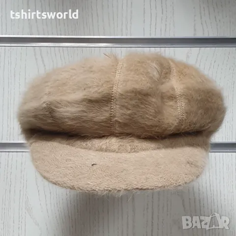 Нова зимна дамска пухена шапка baker boy в бежов цвят