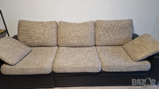 Голям разтегателен диван с опция сън.