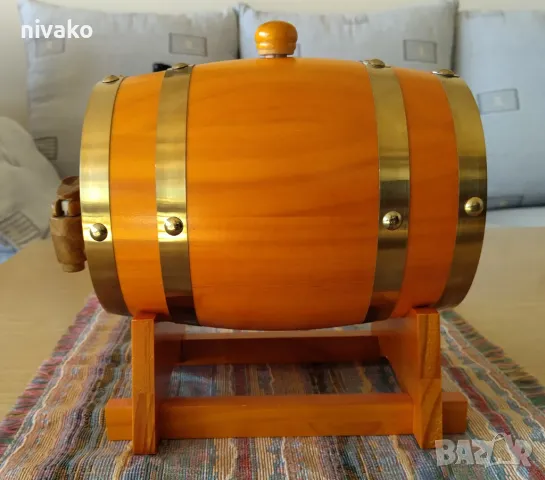 Продавам дървена бъчвичка 1,5 л. от борова дървесина с метални обръчи и канелка, снимка 2 - Бидони, бурета и бъчви - 48514657