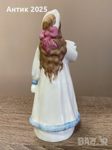 Винтидж порцеланова статуетка „Снежанка със заек“, СССР, снимка 3 - Антикварни и старинни предмети - 53237591
