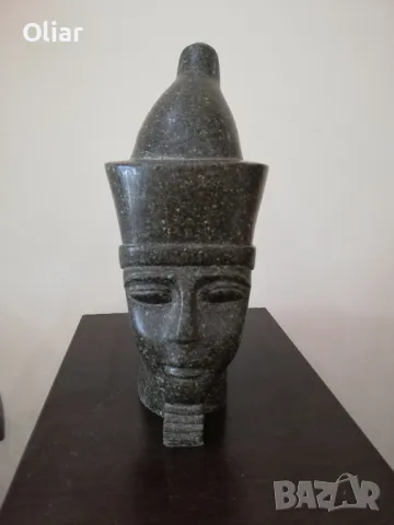 Много красива и впечатляваща глава на фараон от камък. 