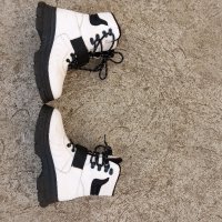 Кожени кубинки UGG W Ashton Lace Up  UGG  в бяло с платформа, снимка 5 - Дамски боти - 40561279