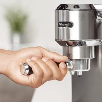 Еспресо Кафемашинa с ръкохватка DeLonghi Dedica EC 685.M Кафе машина, снимка 3 - Кафемашини - 43001594