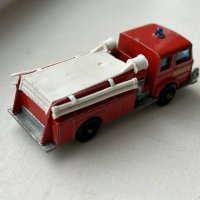 Метална количка Matchbox Fire Pumper Truck в мащаб 1:104, снимка 3 - Колекции - 39835603