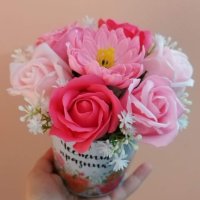 💛🌷🍀Ново💛🌷🍀Метални кашпи със сапунени рози и в средата хризантема за разкош.                   , снимка 2 - Подаръци за жени - 43985744