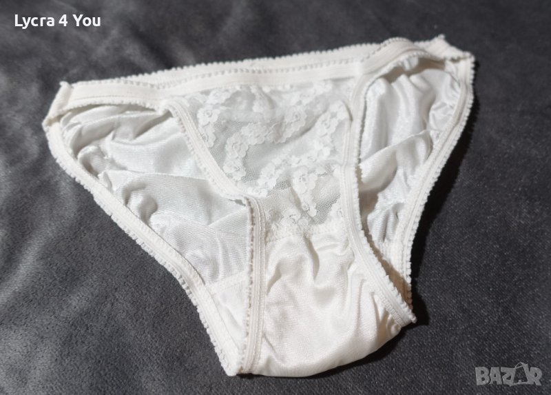 S бели лъскави бикини с тюл на бели цветя отпред, снимка 1