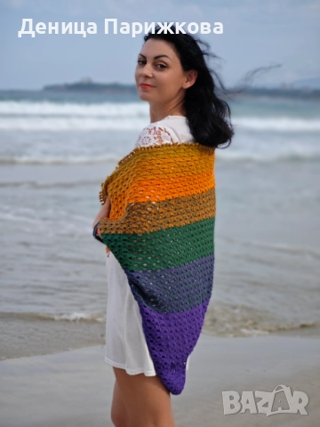 Ръчно плетен триъгълен шал наметка с ресни "Горски полъх", снимка 8 - Шалове - 52771398