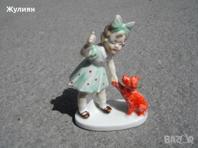 СТАР ПОРЦЕЛАН МОМИЧЕ С КУЧЕ МАРКИРАН, снимка 2 - Антикварни и старинни предмети - 49870740