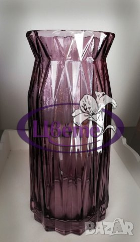Стъклена ваза в лилав цвят