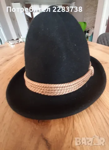 Дамска черна зимна шапка, тип бомбе