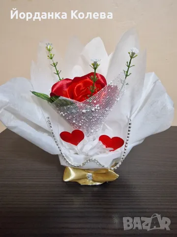 Вечна роза от сатен- подарък за св. Валентин, 8 март и всеки един празник, снимка 4 - Декорация за дома - 48466817